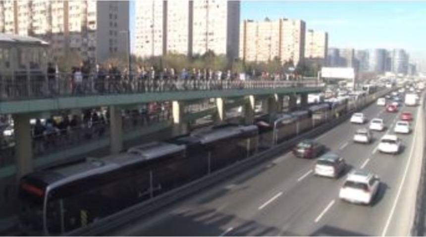 Yenibosna&rsquo;da Metrelerce Metrob&uuml;s Kuyruğu Oluştu