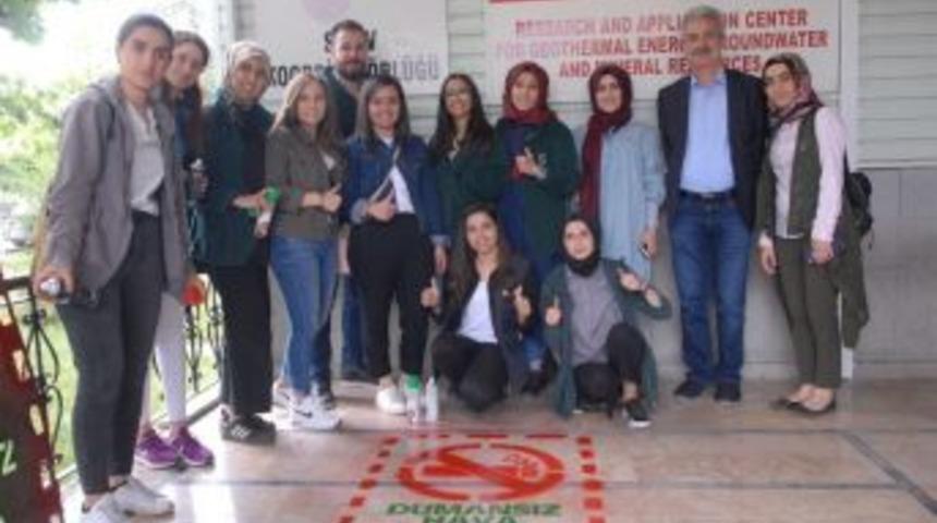 Sd&uuml; &Ouml;ğrencilerden Fak&uuml;lte &Ouml;n&uuml;nde Dumansız Hava Sahası Alanı