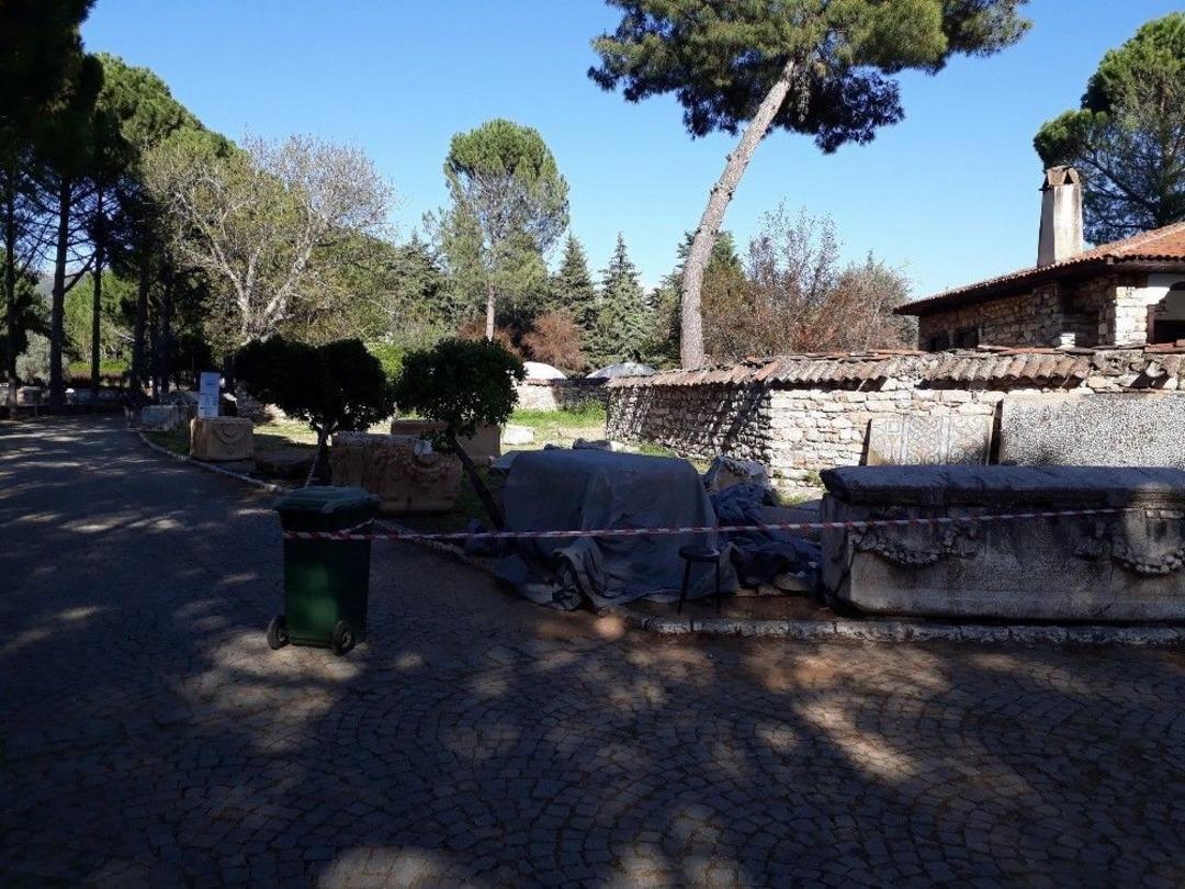 Tarlasına &Ccedil;alışmaya Giden &Ccedil;ift&ccedil;i 2 Bin Yıllık Lahit Buldu