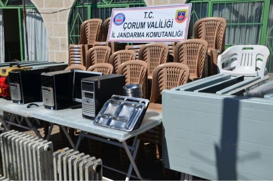 K&ouml;y Konağını Talan Ettiler, Okulu Soydular Ama Jandarma&rsquo;dan Ka&ccedil;amadılar