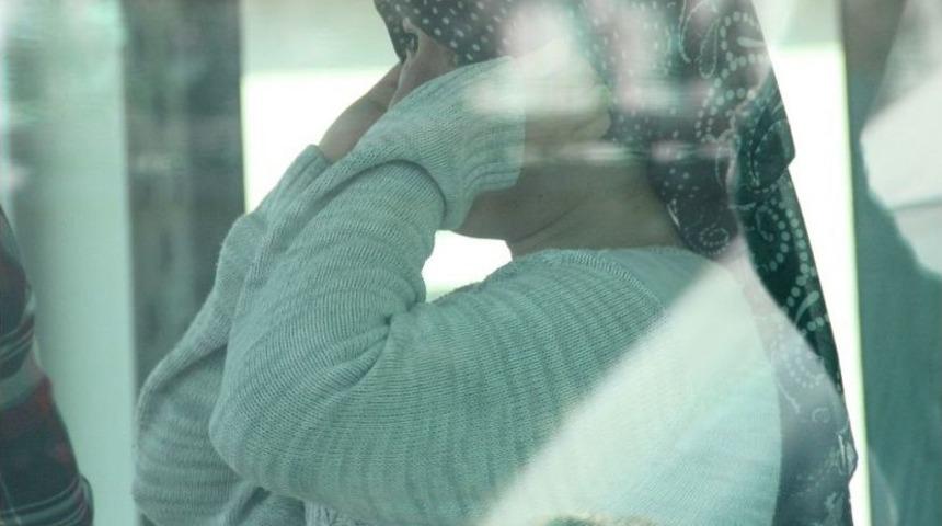 Sa&ccedil;ı Kazıtılıp Eve Hapsedilen Gen&ccedil; Kız Polise Sığındı