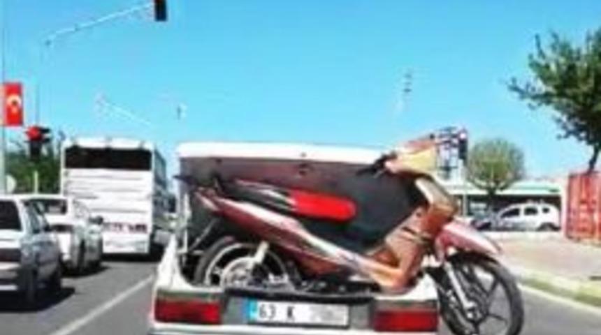 Bagajdaki Motosikletle Trafikte Yol Aldı
