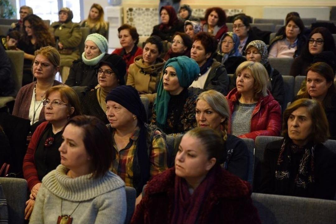 Hanımeli Sokak&rsquo;ta Stantları Bulunan 95 Kadın Eğitime Katılım Sertifikalarını Aldı