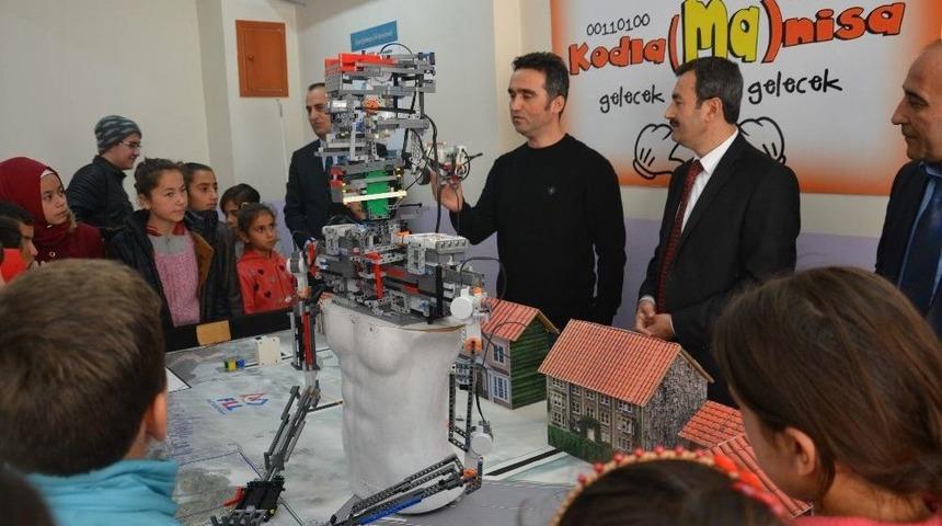 Saruhanlı&rsquo;da &Ouml;ğrenciler Robotik &Ccedil;alışmaları İnceledi