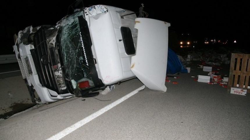 Devrilen Tırdaki Şekerler Yola Sa&ccedil;ıldı, Şof&ouml;r Yaralandı