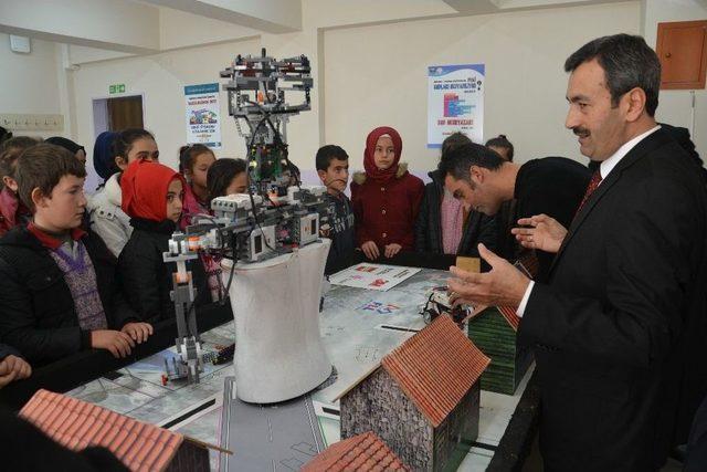 Saruhanlı’da Öğrenciler Robotik Çalışmaları İnceledi