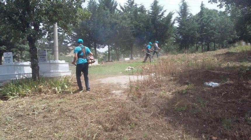 Mezarlıklar Bayrama Hazırlanıyor