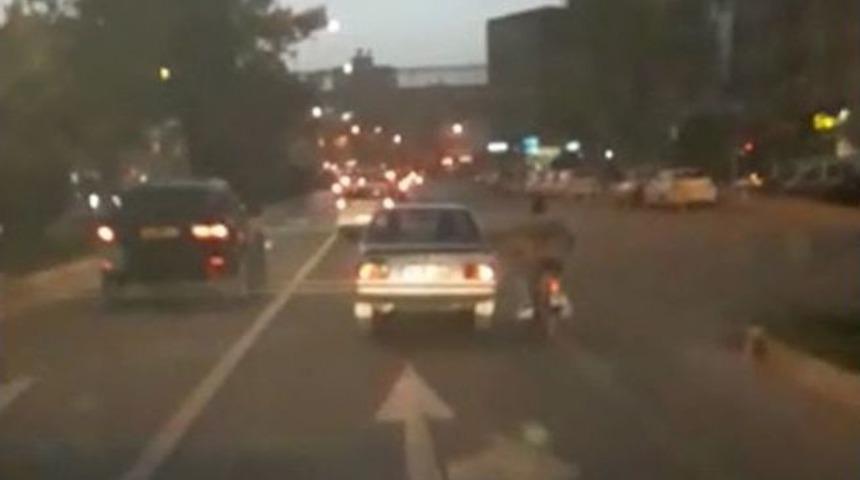 Motosiklet S&uuml;r&uuml;c&uuml;s&uuml; Seyir Halindeki Otomobile Tutunarak İlerledi