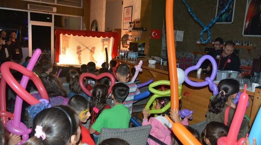 Kimsesiz &Ccedil;ocukların Kimsesi Oldular