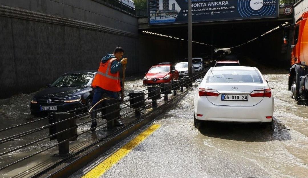 Ankara&rsquo;da Sağanak Yağmur Ve Dolu Yağışı