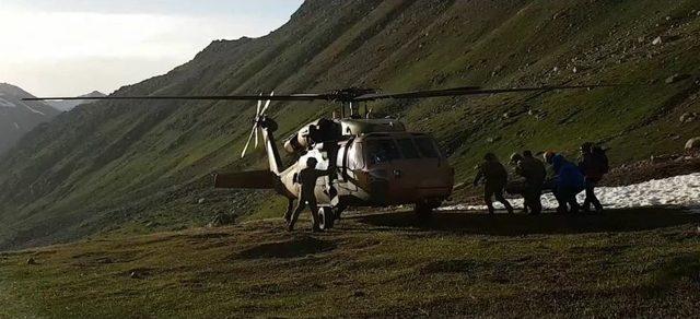 Cansız Bedenini Dağcı Arkadaşları Helikoptere Böyle Taşımış