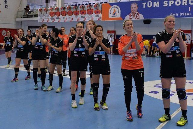 Muratpaşa Belediyespor Güle Oynaya