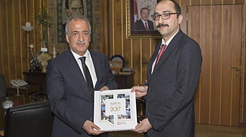 Byegm Erzurum İl Müdürü Küçükece, Rektör Çomaklı’ya ‘türkiye 2017’ Ve ‘harp Mecmuası’ Eserlerini Hediye Etti