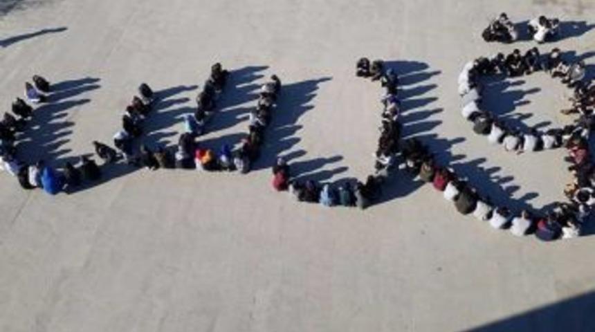 &Ouml;ğrenciler, Abd&rsquo;ye Tepki İ&ccedil;in Okul Bah&ccedil;esinde Arap&ccedil;a "kud&uuml;s" Yazdı