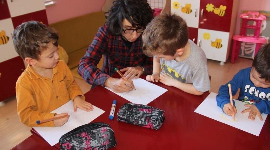 &Uuml;niversite &Ouml;ğrencilerinden Miniklere Karikat&uuml;r Etkinliği