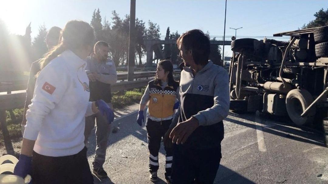 D-100 Karayolunda Kamyon Devrildi: 1 Yaralı