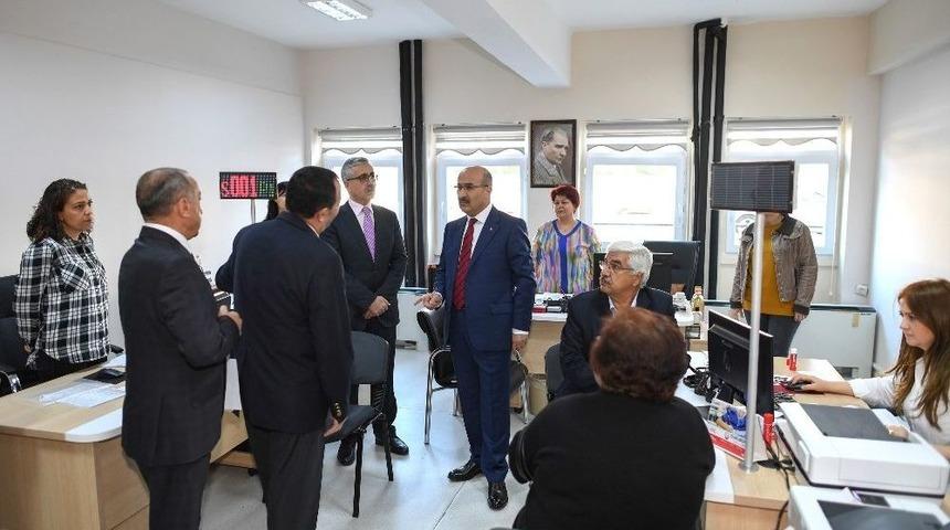Vali Demirtaş, N&uuml;fus Ve Vatandaşlık M&uuml;d&uuml;rl&uuml;ğ&uuml;nde Yeni Sistemi İnceledi