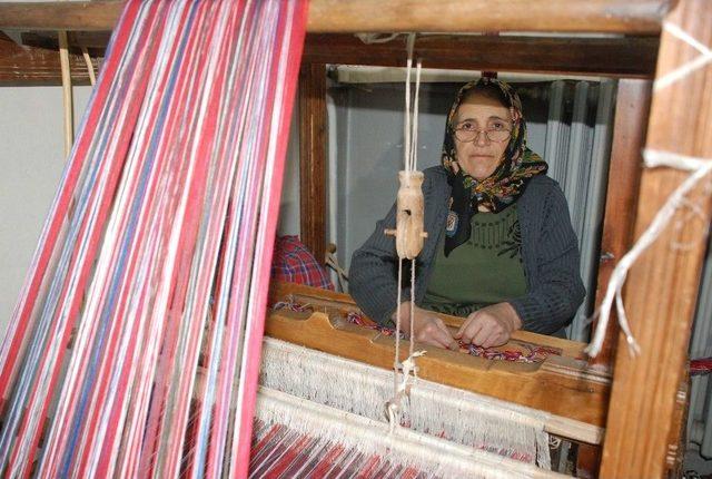 Köyden Şehre Getirilen Dokuma Tezgahlarında El Sanatlarını Yaşatıyorlar