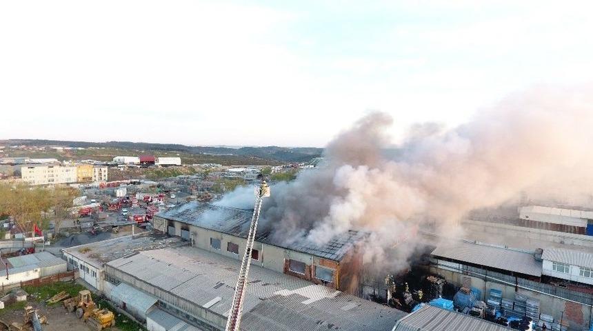 Ey&uuml;psultan&rsquo;daki İzolasyon Fabrikası Yangını Havadan G&ouml;r&uuml;nt&uuml;lendi