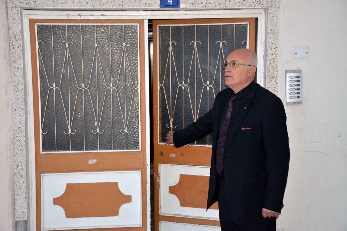 &Ccedil;at Kapı Muhtar Kapı Kapı Geziyor