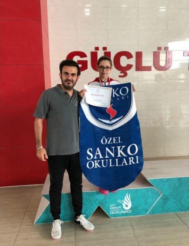 Sanko Okulları Yüzücüsü Beril Öztürk Yine Türkiye İkincisi Oldu