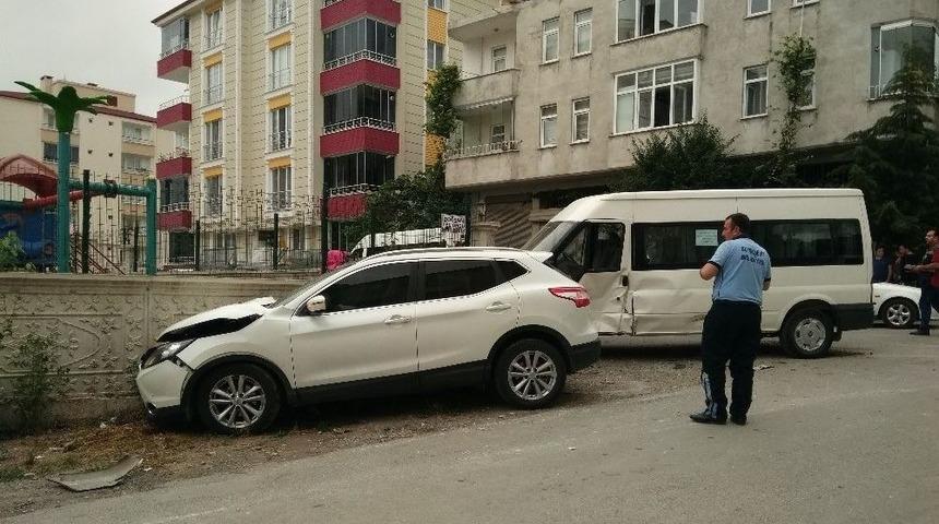 Cip İle Minib&uuml;s &Ccedil;arpıştı: 3 Yaralı