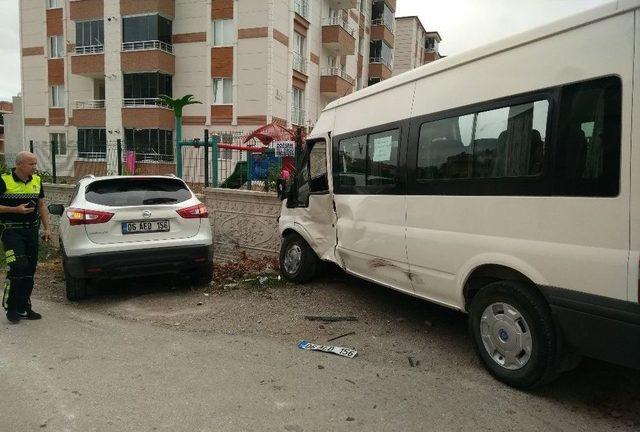 Cip İle Minibüs Çarpıştı: 3 Yaralı