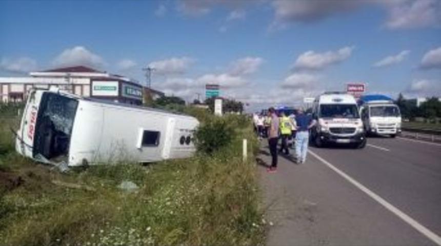 &Ccedil;orlu D-100&rsquo;de İş&ccedil;i Servisi Devrildi: 10 Yaralı