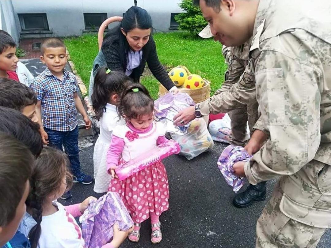 &Ouml;ğrenciler Zıhlı Ara&ccedil;lara Bindi