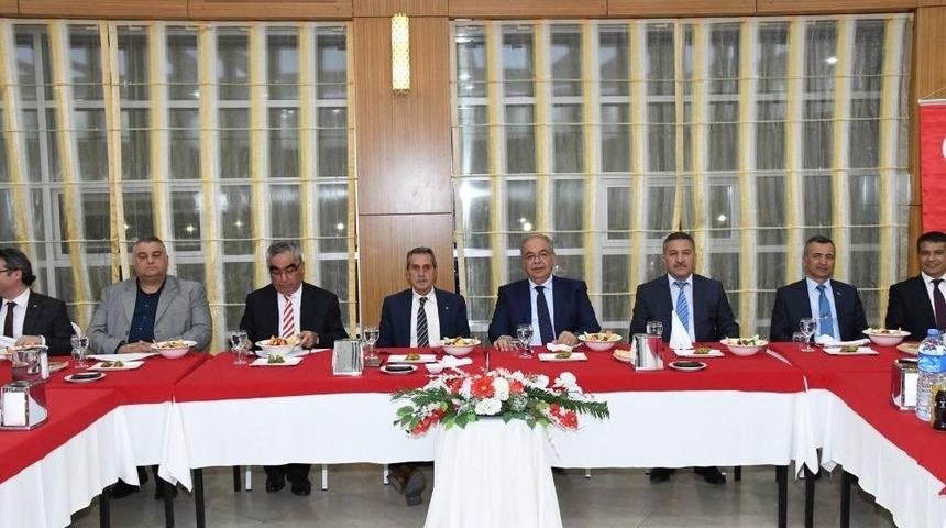 Emekliye Ayrılan Vali Yardımcısı Yusuf &Ouml;zdemir&rsquo;e Veda Yemeği