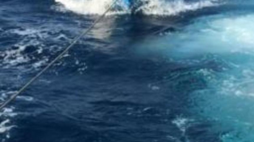 Kuşadası K&ouml;rfezi&rsquo;nde Arıza Yapan Tekneyi Sahil G&uuml;venlik Kurtardı