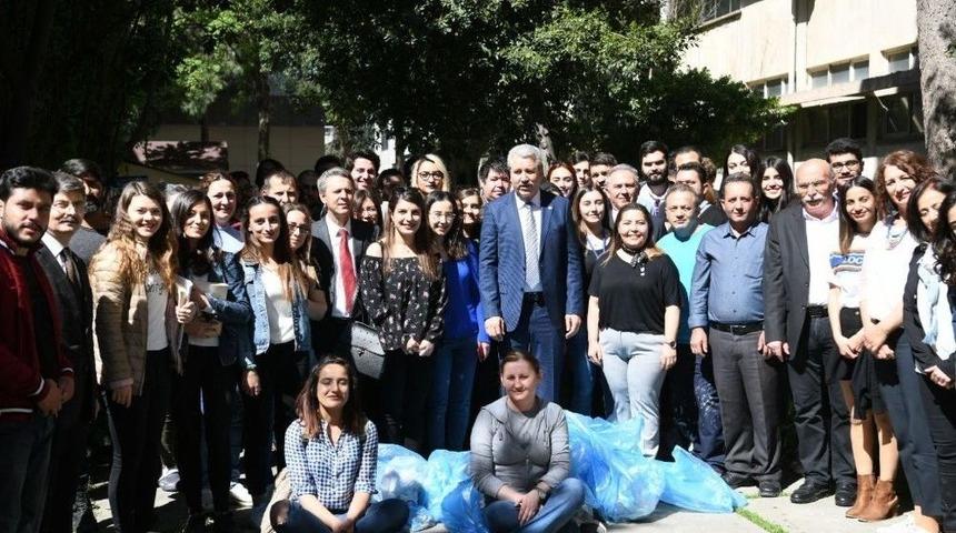 Rekt&ouml;r Prof. Dr. Budak, &Ouml;ğrencilerle Kamp&uuml;s Temizliği İ&ccedil;in El Ele Verdi