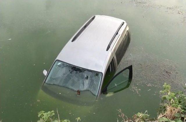 Otomobili İle Birlikte Nehre Düşen Kızını Kurtardı