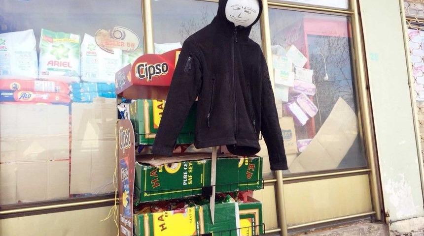 Cips Hırsızı Kargaya "korkuluklu" &Ouml;nlem