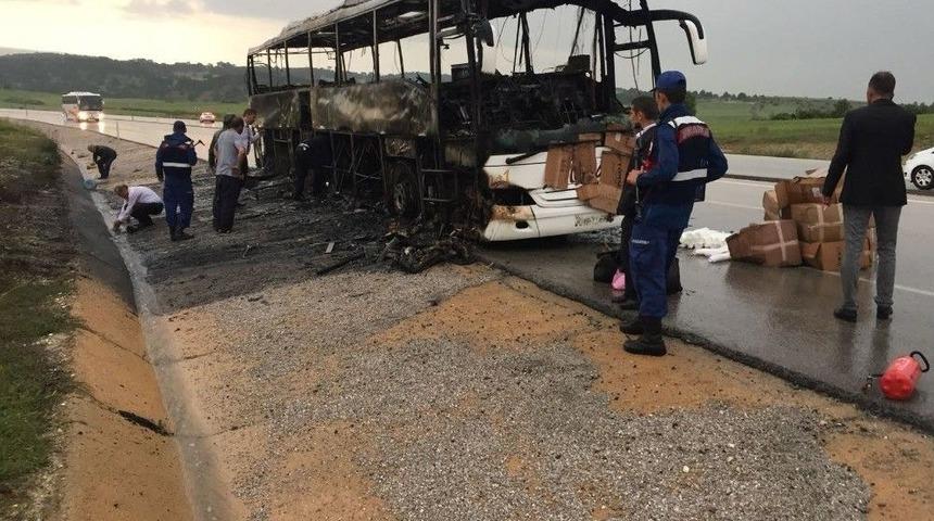 K&uuml;tahya&rsquo;da Yolcu Otob&uuml;s&uuml; Alev Alev Yandı