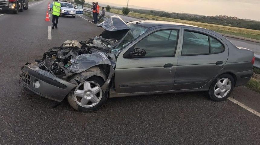 &Ccedil;orum&rsquo;da Otomobil Bariyerlere &Ccedil;arptı: 2 Yaralı