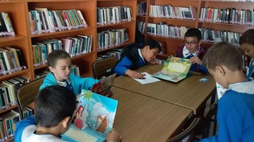 M&uuml;d&uuml;r Ali İhsan Poslu: &Ouml;ğrencilerimiz, Kitap Okumanın &Ouml;nemini Kitap Okuyarak Anlıyorlar