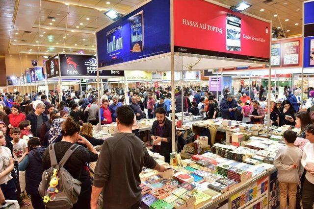 Kepez Kitap Fuarı’na Ziyaretçi Akını 1