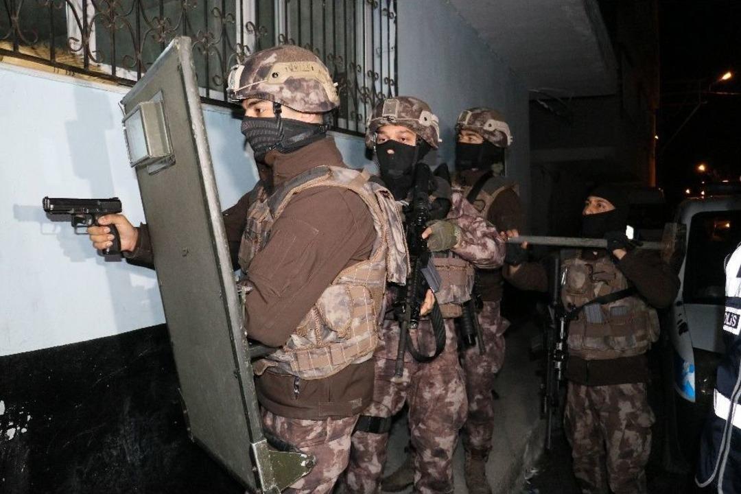 Sahte Polislere Ger&ccedil;ek Polislerden Dev Operasyon