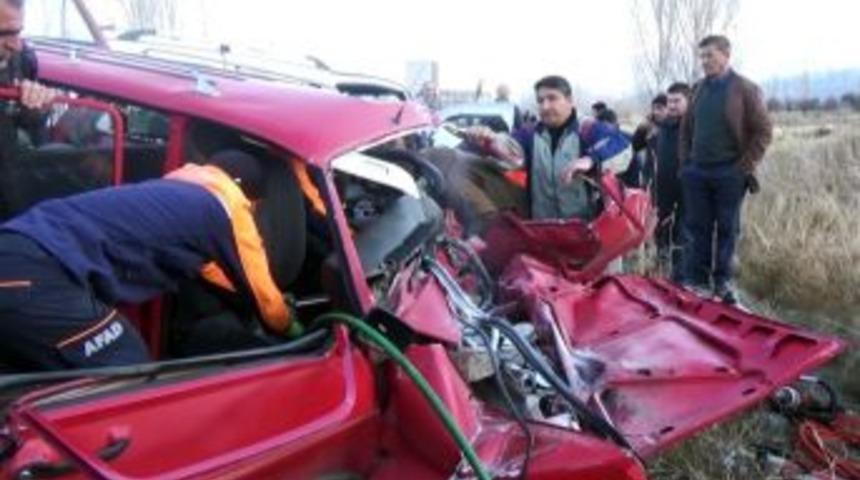 Erzincan&rsquo;da Trafik Kazası: 2 &Ouml;l&uuml;, 4 Yaralı