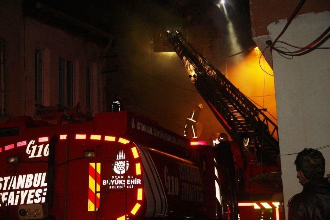 Fatih&rsquo;te Metruk Bina Yangını Paniğe Neden Oldu