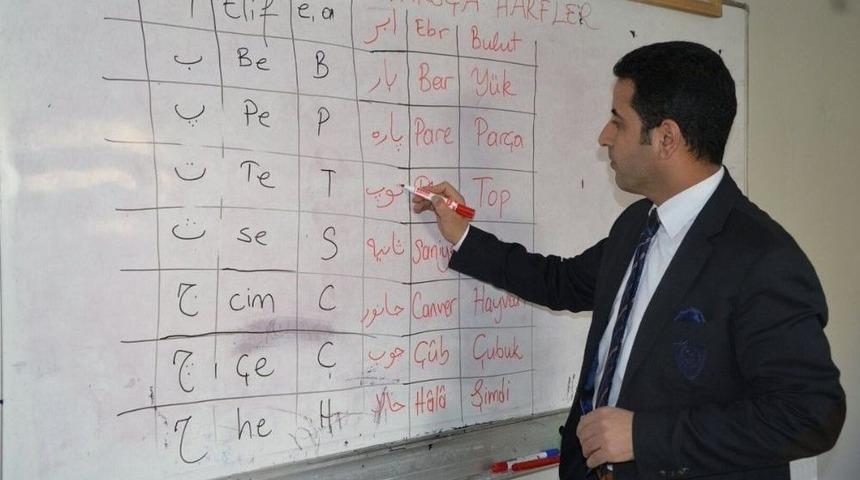 Ağrılılar Fars&ccedil;a &Ouml;ğreniyor