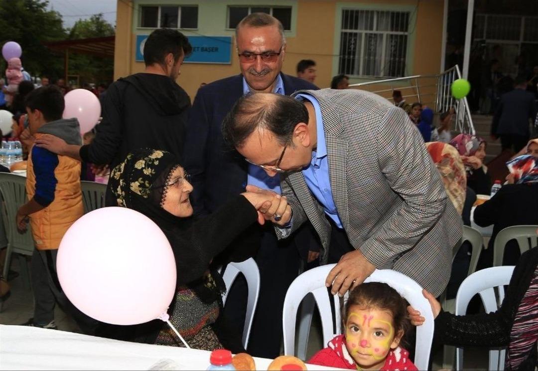Belediye Başkanı Se&ccedil;en Mahalle İftarlarında Halka Kucaklaşmayı S&uuml;rd&uuml;r&uuml;yor