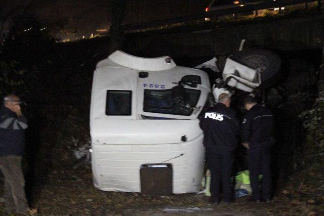 Tem’de Çanta Yüklü Kamyon 5 Metrelik Şarampole Uçtu:1 Yaralı