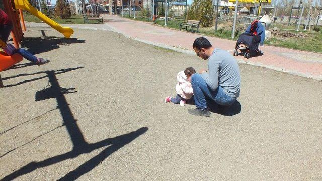 Zorunlu Görevdeki Öğretmenlerin Kocaları Çocuk Bakıp Ev İşi Yapıyor