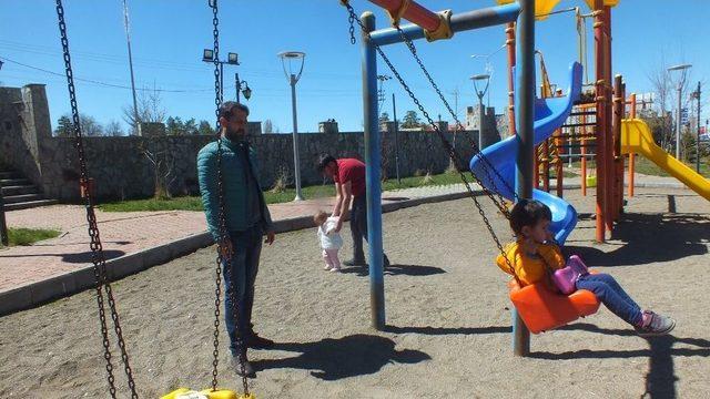 Zorunlu Görevdeki Öğretmenlerin Kocaları Çocuk Bakıp Ev İşi Yapıyor