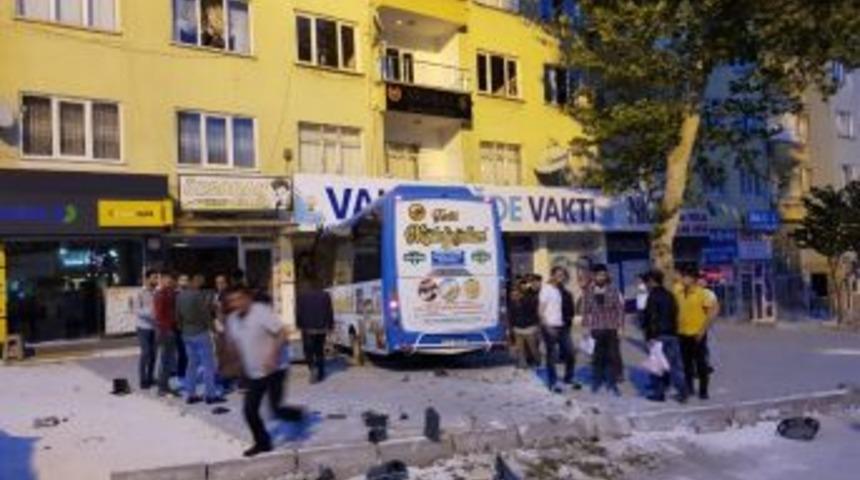 Halk Otob&uuml;s&uuml; Parti Se&ccedil;im B&uuml;rosuna Daldı: 2 Yaralı
