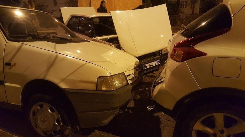 Aracıyla Park Halindeki 8 Araca &Ccedil;arpıp Ka&ccedil;tı