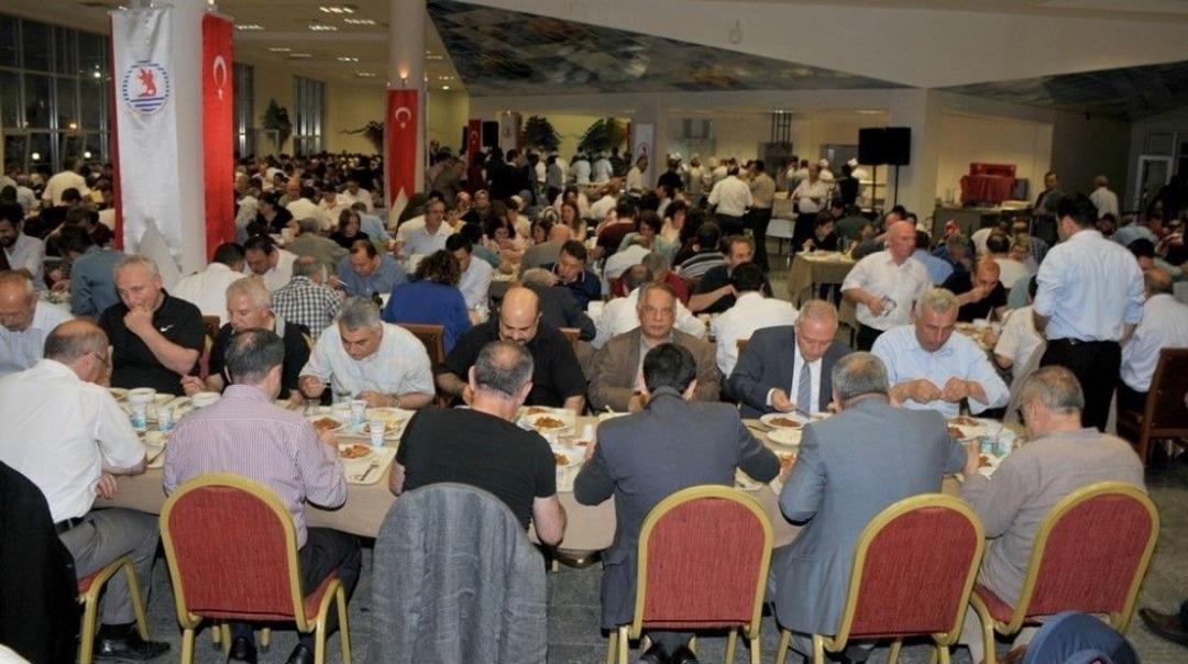 Rekt&ouml;r Bilgi&ccedil;, Om&uuml; Ailesi İle İftarda Bir Araya Geldi