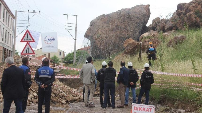 K&uuml;tahya&rsquo;da Zincirli Kayalar Par&ccedil;alanarak B&ouml;lgeden Kaldırılacak